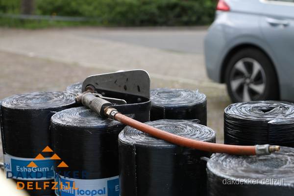 Rollen bitumen dakbedekking EshaGum klaar voor installatie in Delfzijl