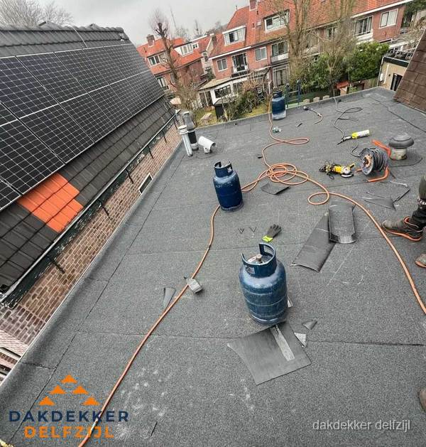 Daklekkage repareren met brandgereedschap op plat dak in Delfzijl Daklekkage repareren met brandgereedschap op plat dak in Delfzijl