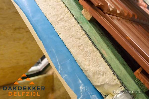 Dwarsdoorsnede dakisolatie met PIR-platen en dakpannen in Delfzijl Dwarsdoorsnede dakisolatie met PIR-platen en dakpannen in Delfzijl