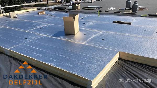 PIR isolatieplaten worden gelegd op plat dak voor dakisolatie in Delfzijl