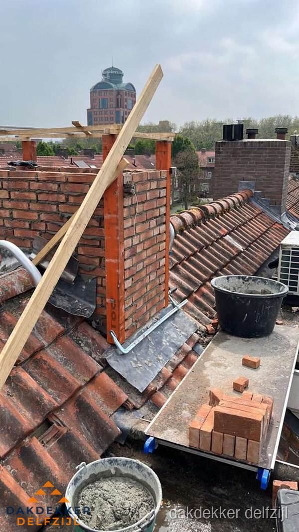 Schoorsteen renovatie met metselwerk op schuin dak in Delfzijl