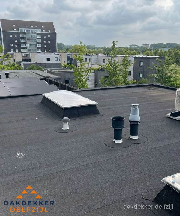 Groot plat dak met lichtkoepel en dakdoorvoeren in Delfzijl Groot plat dak met lichtkoepel en dakdoorvoeren in Delfzijl