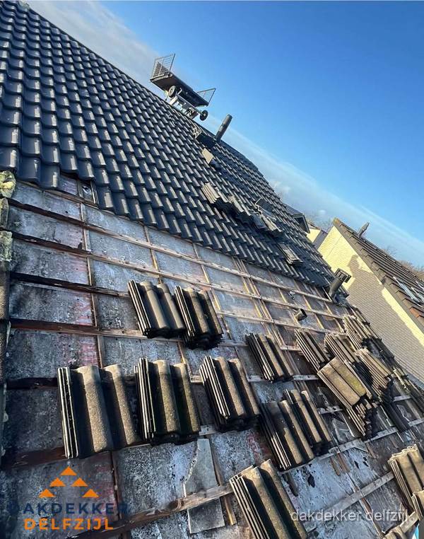 Schuin dak renovatie met nieuwe dakpannen in Delfzijl