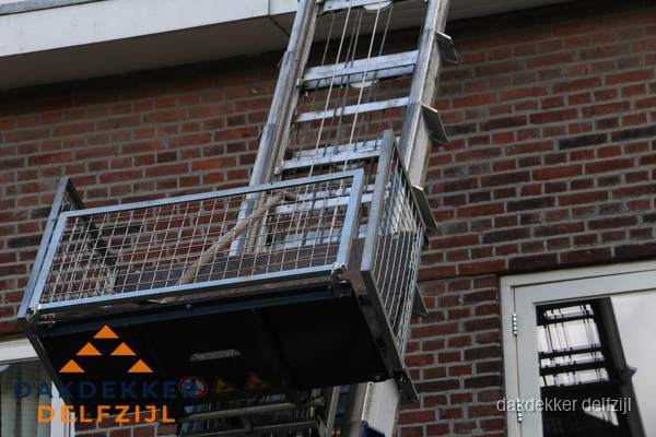 Ladderlift met dakpannen voor dakpan reparatie in Delfzijl Ladderlift met dakpannen voor dakpan reparatie in Delfzijl