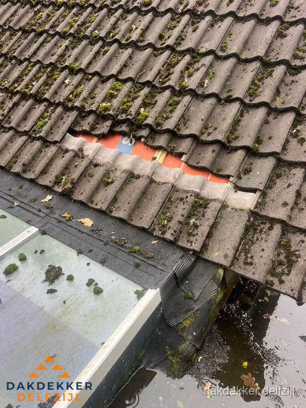 Beschadigd pannendak met ontbrekende dakpannen voor reparatie in Delfzijl Beschadigd pannendak met ontbrekende dakpannen voor reparatie in Delfzijl