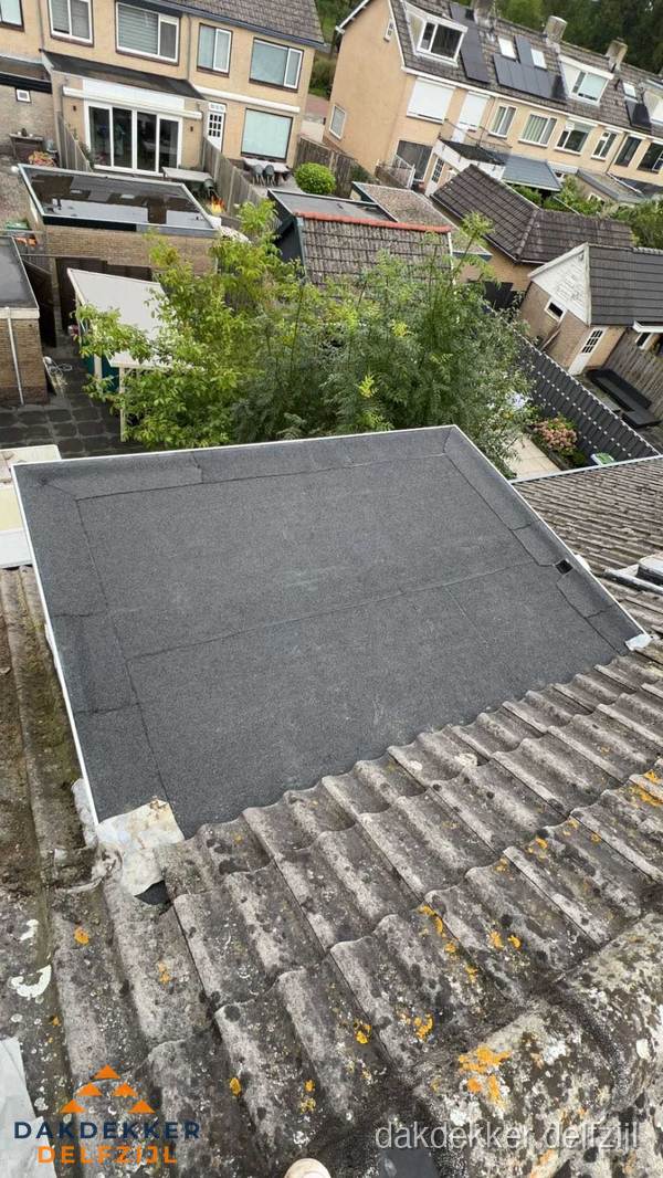 Plat dak aanbouw met bitumen dakbedekking in woonwijk Delfzijl Plat dak aanbouw met bitumen dakbedekking in woonwijk Delfzijl