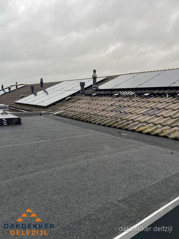Bitumen dakbedekking op plat dak met aansluitend pannendak en zonnepanelen in Delfzijl Bitumen dakbedekking op plat dak met aansluitend pannendak en zonnepanelen in Delfzijl