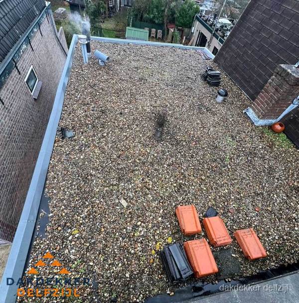Plat dak met grindballast en dakdoorvoeren in Delfzijl Plat dak met grindballast en dakdoorvoeren in Delfzijl
