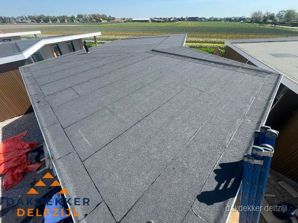 Nieuw bitumen plat dak met uitzicht over landschap in Delfzijl