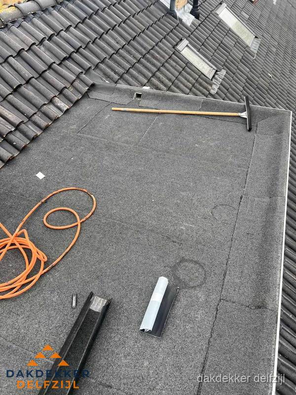 Plat dak reparatie met gereedschap en loodstroken in Delfzijl Plat dak reparatie met gereedschap en loodstroken in Delfzijl