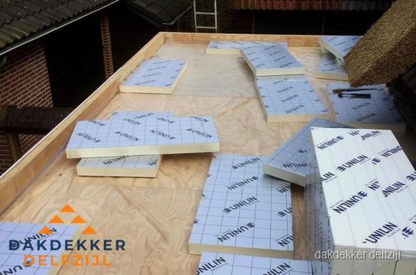 PIR isolatieplaten leggen op plat dak in Delfzijl