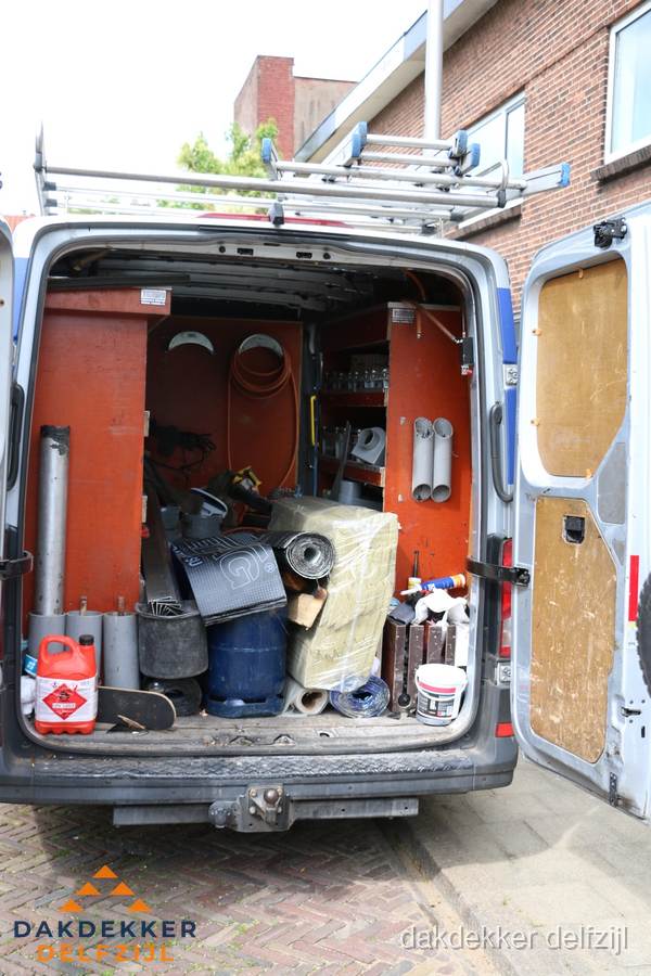 Bedrijfsbus van dakdekker met gereedschap en materialen in Delfzijl Bedrijfsbus van dakdekker met gereedschap en materialen in Delfzijl