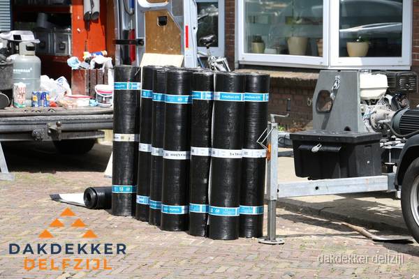 Rollen bitumen dakbedekking klaar voor daklekkage reparatie in Delfzijl Rollen bitumen dakbedekking klaar voor daklekkage reparatie in Delfzijl