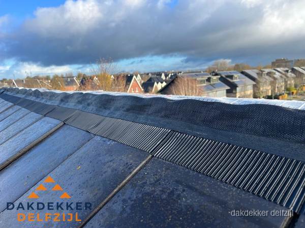 Dakisolatie bij de nok met ventilatieprofiel op schuin dak in Delfzijl Dakisolatie bij de nok met ventilatieprofiel op schuin dak in Delfzijl