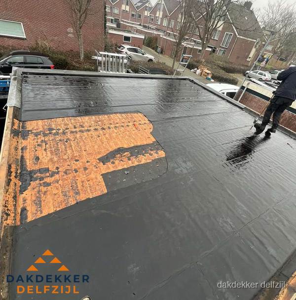 Dakdekker brengt EPDM dakbedekking aan op plat dak in Delfzijl Dakdekker brengt EPDM dakbedekking aan op plat dak in Delfzijl