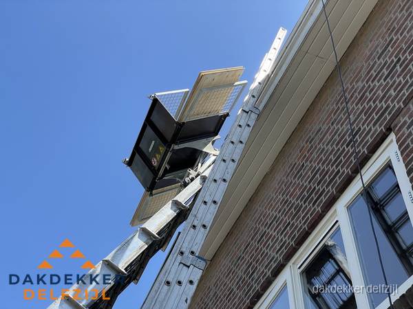 Dakgoot vervangen met dakdekkerslift in Delfzijl