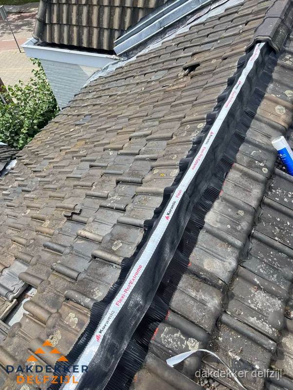Nokvorst renovatie met Koramic nokrol op schuin pannendak in Delfzijl