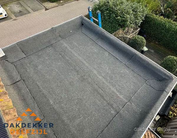 Gerenoveerd plat dak met nieuwe bitumen dakbedekking in Delfzijl Gerenoveerd plat dak met nieuwe bitumen dakbedekking in Delfzijl