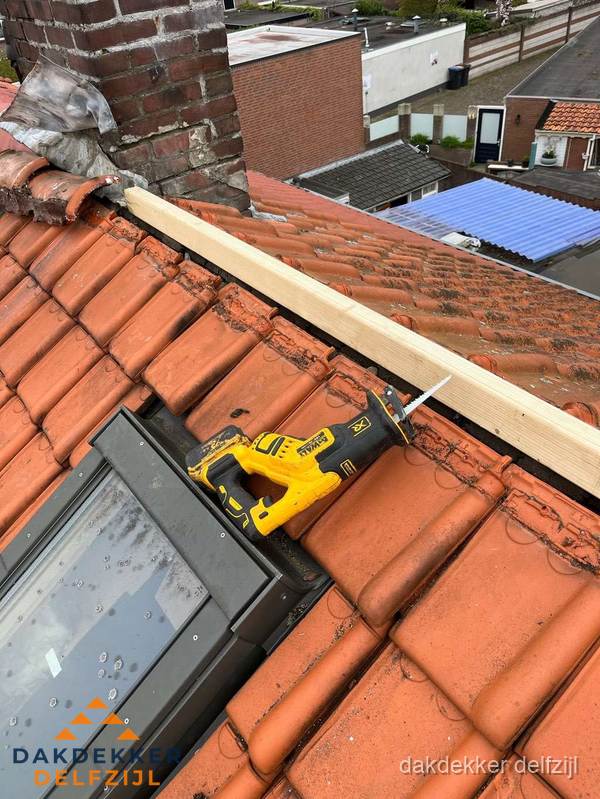 Kosten dak vervangen: werkzaamheden aan pannendak in Delfzijl