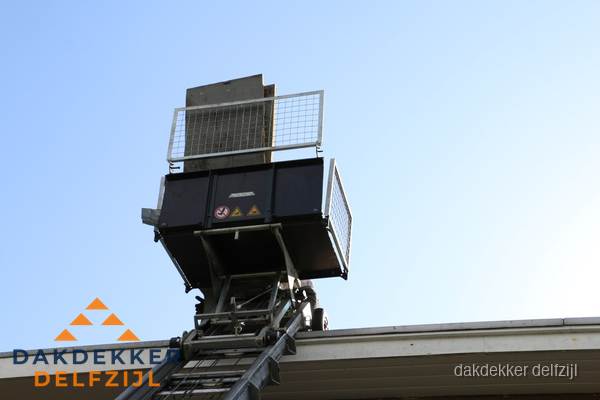 Dakdekkerslift voor materiaal transport bij dakwerkzaamheden in Delfzijl Dakdekkerslift voor materiaal transport bij dakwerkzaamheden in Delfzijl