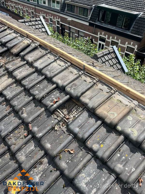 Dakonderhoud aan schuin pannendak met nokvernieuwing in Delfzijl Dakonderhoud aan schuin pannendak met nokvernieuwing in Delfzijl