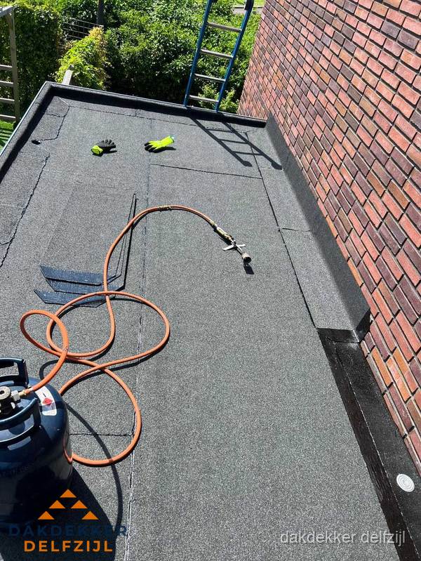 Plat dak met bitumen en brandgereedschap van dakdekkersbedrijf in Delfzijl Plat dak met bitumen en brandgereedschap van dakdekkersbedrijf in Delfzijl
