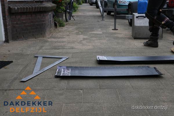 Dakbedekkingsmateriaal en zinkwerk klaargelegd voor reparatie in Delfzijl Dakbedekkingsmateriaal en zinkwerk klaargelegd voor reparatie in Delfzijl