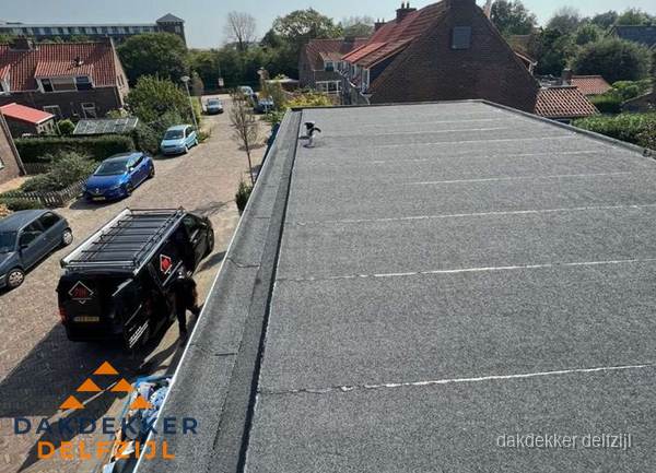 Nieuw bitumen plat dak met uitzicht over woonwijk in Delfzijl Nieuw bitumen plat dak met uitzicht over woonwijk in Delfzijl