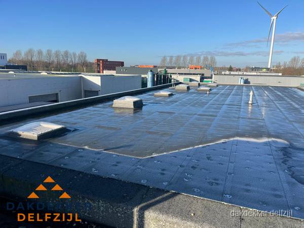 Plat dak bedrijfspand met bitumen dakbedekking en lichtkoepels in Delfzijl Plat dak bedrijfspand met bitumen dakbedekking en lichtkoepels in Delfzijl