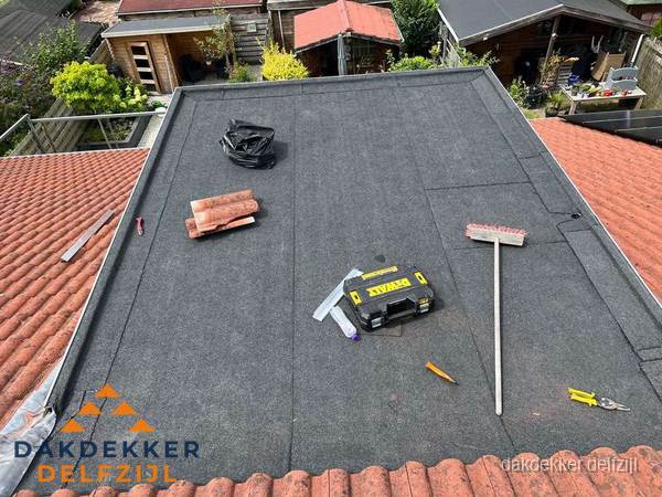 Gereedschap op nieuw plat dak na renovatie in Delfzijl