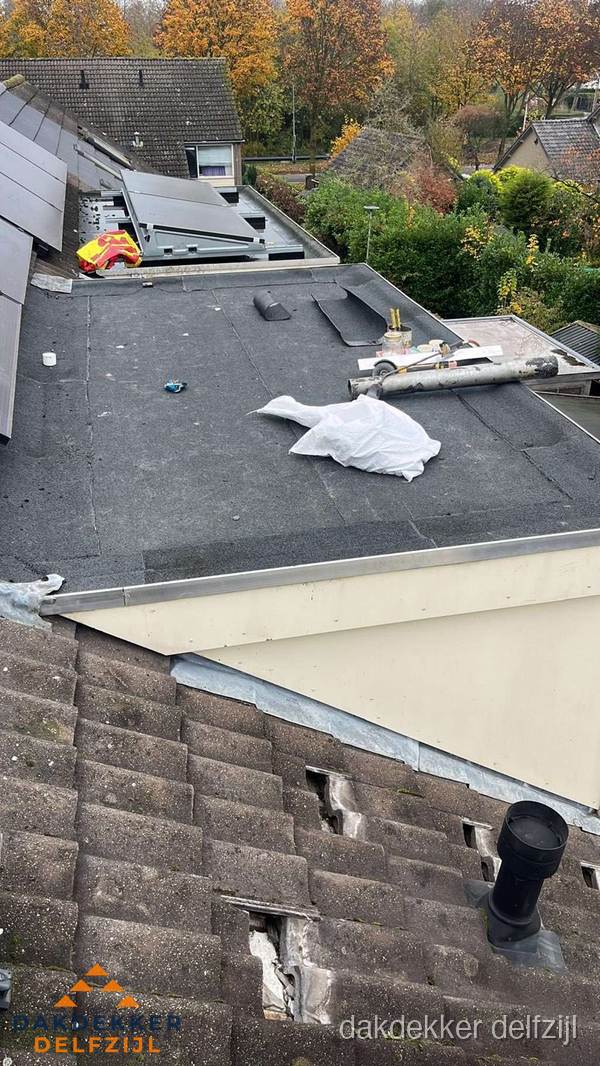 Beschadigde dakbedekking op plat dak voor reparatie in Delfzijl Beschadigde dakbedekking op plat dak voor reparatie in Delfzijl