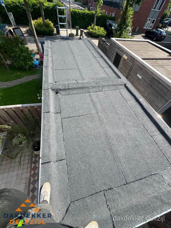 Bitumen plat dak rijtjeswoning vanuit dakdekker perspectief in Delfzijl Bitumen plat dak rijtjeswoning vanuit dakdekker perspectief in Delfzijl