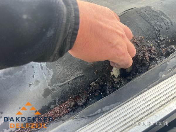 Schade aan bitumen dakbedekking op plat dak in Delfzijl Schade aan bitumen dakbedekking op plat dak in Delfzijl