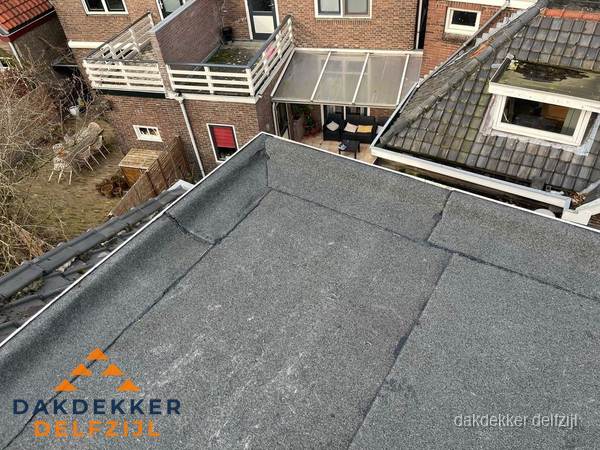 Overzicht plat dak met dakgoot in woonwijk Delfzijl Overzicht plat dak met dakgoot in woonwijk Delfzijl