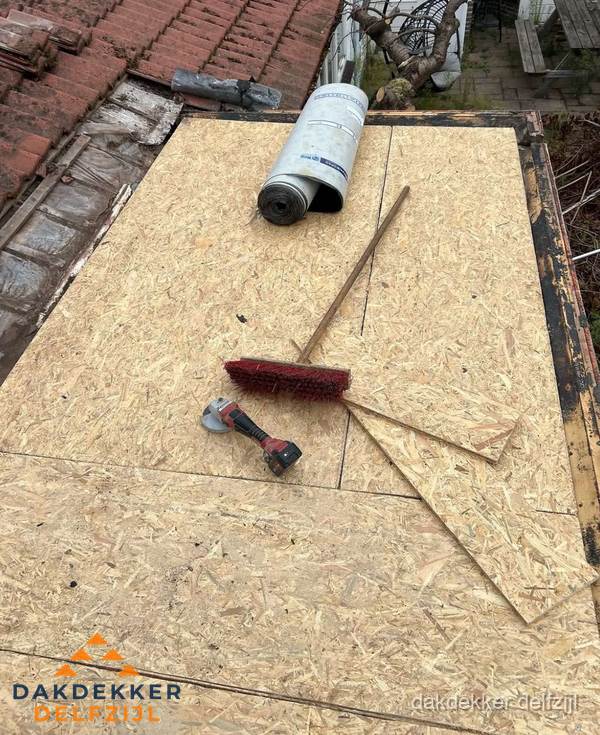 Plat dak vervangen met nieuwe OSB-ondergrond en bitumenrol in Delfzijl Plat dak vervangen met nieuwe OSB-ondergrond en bitumenrol in Delfzijl
