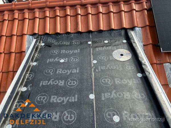 Nieuw dak met dakpannen en Royal onderlaag bij woning in Delfzijl Nieuw dak met dakpannen en Royal onderlaag bij woning in Delfzijl