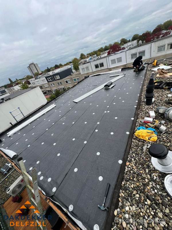 Dakleer vervangen op groot plat dak door dakdekker in Delfzijl Dakleer vervangen op groot plat dak door dakdekker in Delfzijl