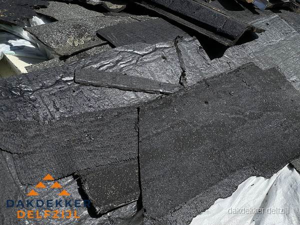 Verwijderd oud bitumen dakleer klaar voor vervanging in Delfzijl