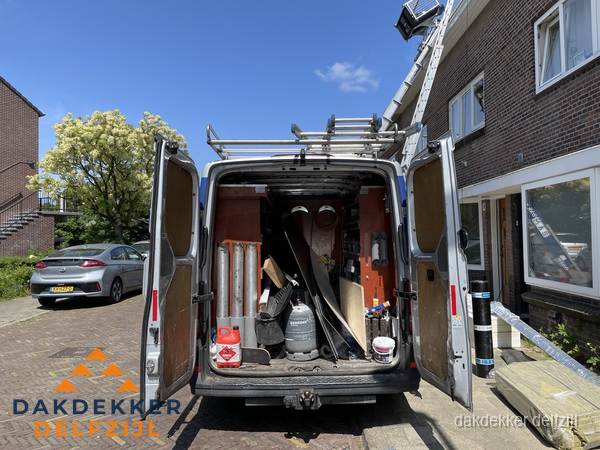 Spoed dakdekker bus met gereedschap en ladder bij woning in Delfzijl Spoed dakdekker bus met gereedschap en ladder bij woning in Delfzijl