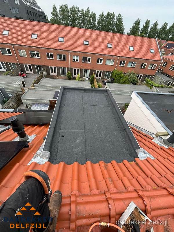 Bitumen dak reparatie op plat dak tussen dakpannen in Delfzijl Bitumen dak reparatie op plat dak tussen dakpannen in Delfzijl