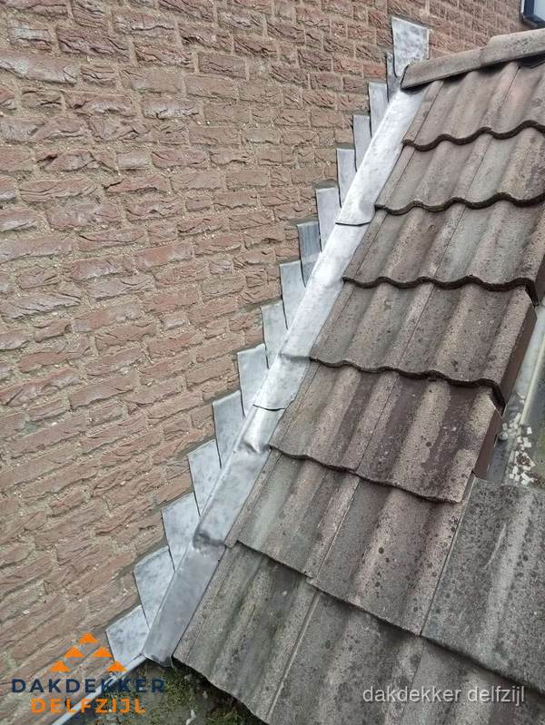 Loodslabben langs dakaansluiting bij bakstenen muur in Delfzijl Loodslabben langs dakaansluiting bij bakstenen muur in Delfzijl