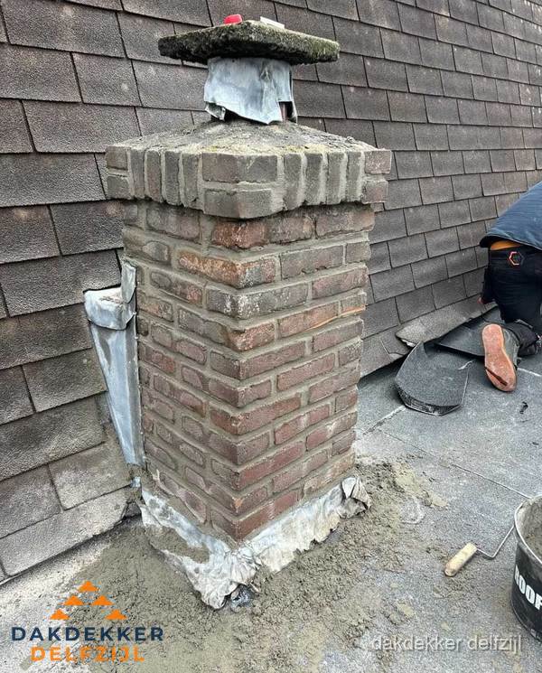 Schoorsteen reparatie met lood en voegwerk op leien dak in Delfzijl Schoorsteen reparatie met lood en voegwerk op leien dak in Delfzijl