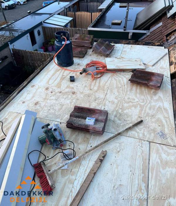 Dakreparatie werkzaamheden op plat dak met gereedschap in Delfzijl Dakreparatie werkzaamheden op plat dak met gereedschap in Delfzijl