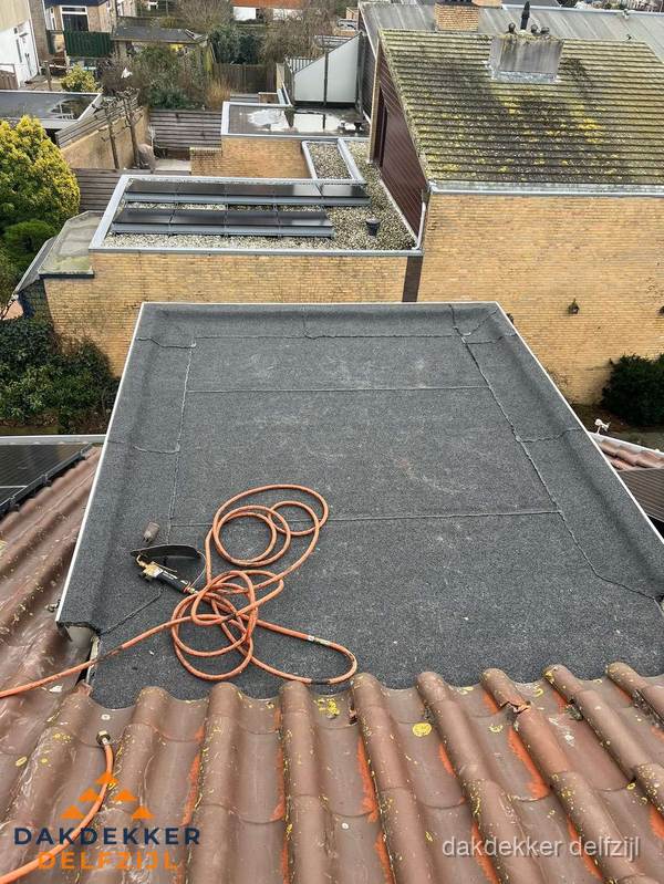 Reparatie aansluiting plat dak en schuin dak in Delfzijl Reparatie aansluiting plat dak en schuin dak in Delfzijl
