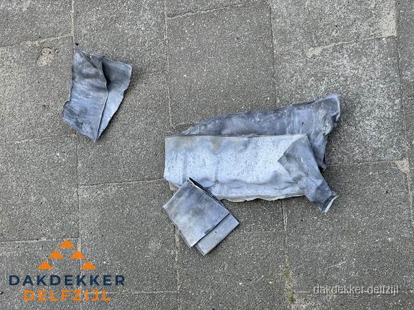 Oude verwijderde loodslabben na vervanging in Delfzijl Oude verwijderde loodslabben na vervanging in Delfzijl