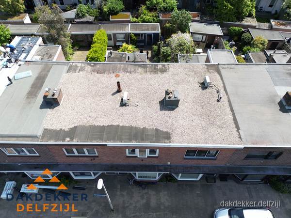 Plat dak met grindballast en dakdoorvoeren in Delfzijl Plat dak met grindballast en dakdoorvoeren in Delfzijl