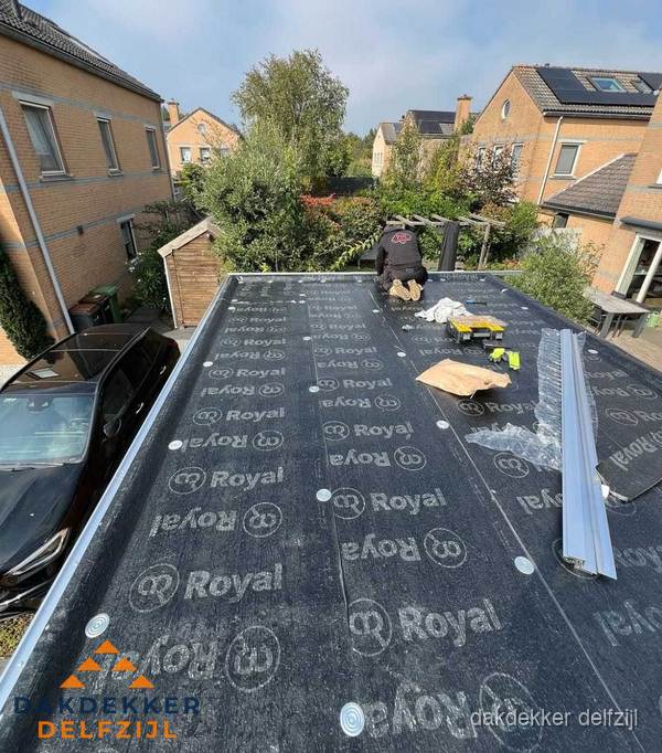Dakdekker aan het werk op plat dak renovatie in Delfzijl Dakdekker aan het werk op plat dak renovatie in Delfzijl