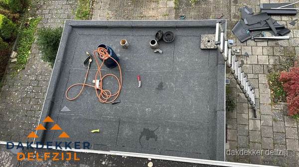 Plat dak met nieuwe bitumen bedekking in Delfzijl