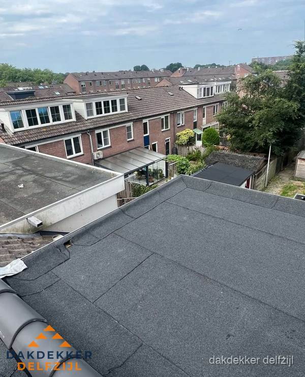 Vernieuwd plat dak met bitumen in woonwijk in Delfzijl Vernieuwd plat dak met bitumen in woonwijk in Delfzijl