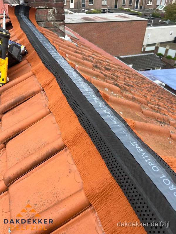 Nokventilatie installeren op hellend pannendak in Delfzijl